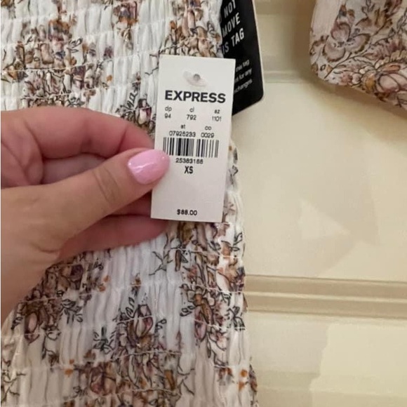 Express Floral Smocked Dress NWT size XS - Picture 2 of 2